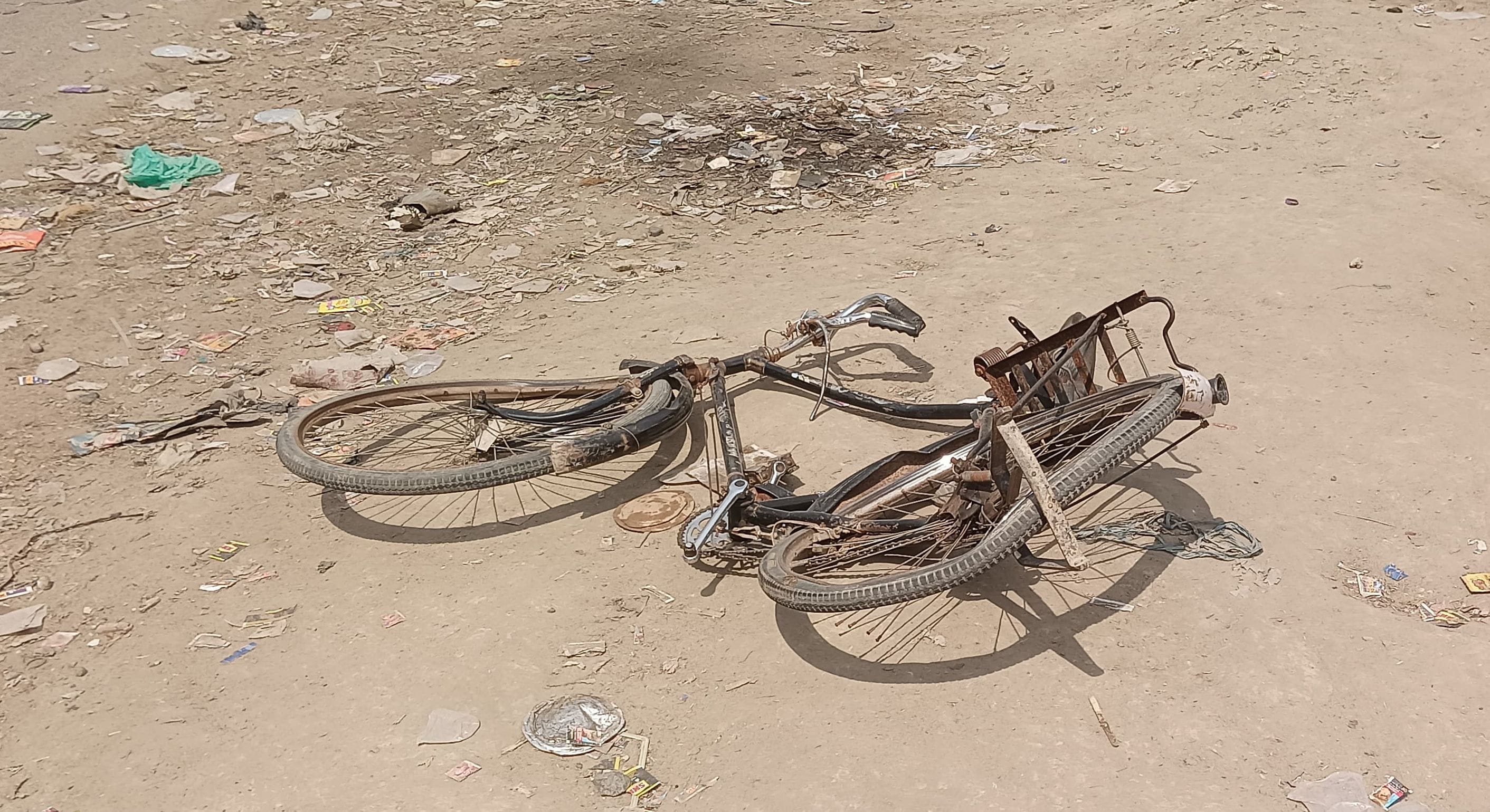 फोटो-23- चौडगरा बिंदकी रोड स्थित लंबरदार बाजार के पास हुई घटना के बाद वाहनों की लगा कतार व एकत् फोटो-23- चौडगरा बिंदकी रोड स्थित लंबरदार बाजार के पास हुई घटना के बाद वाहनों की लगा कतार व एकत्