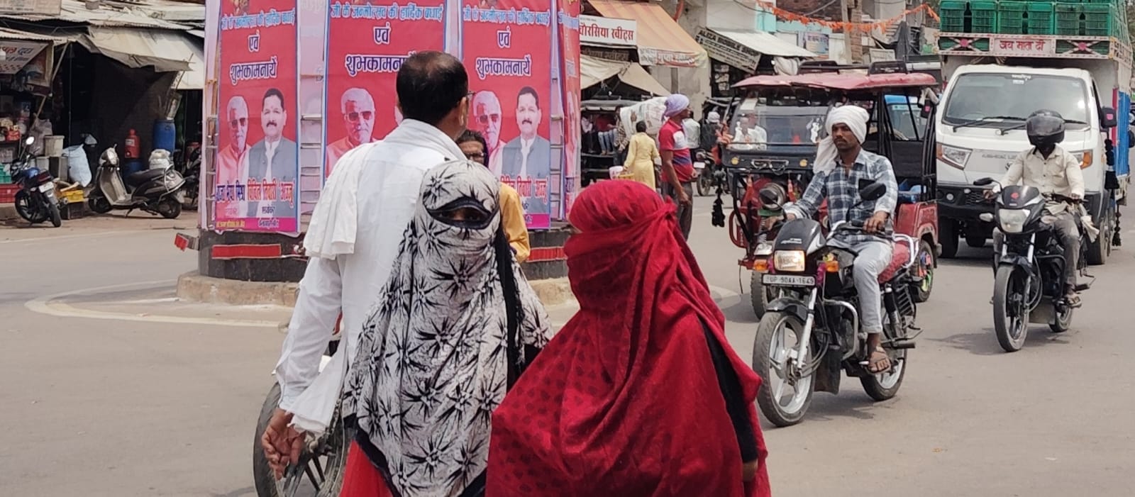 फोटो- 24 कलेक्ट्रेट की दीवारों पर चिपके लू से बचाव की एडवाजरी के पोस्टर। संवाद