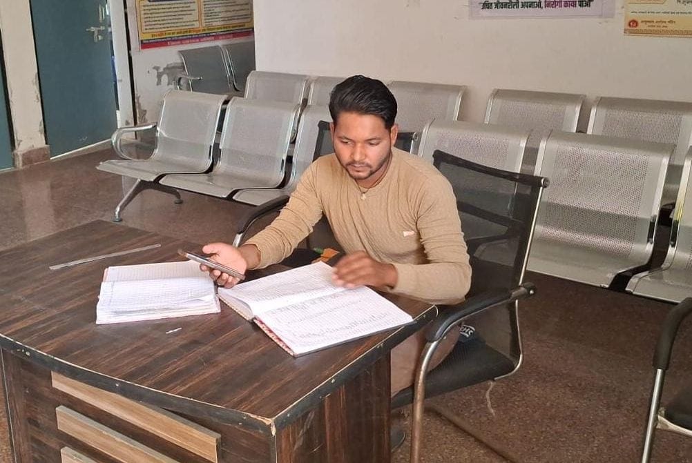 फोटो-25- पीएचसी श्रीमऊ में खाली पड़ी चिकित्सक की कुर्सी। संवाद