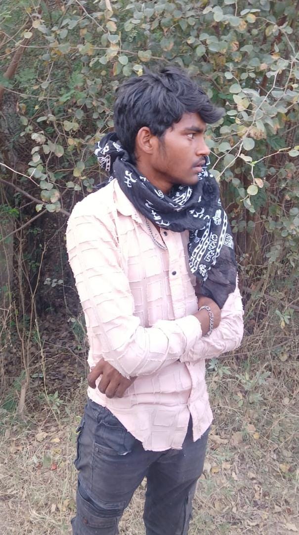 फोटो- 33 मोबाइल टॉवर में चढ़ा प्रेमी युवक। संवाद