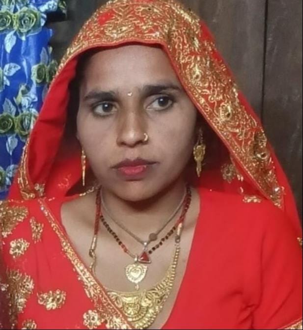 फोटो-37- घटनास्थल पर महिला की गोद में मौजूद बच्ची। संवाद फोटो-37- घटनास्थल पर महिला की गोद में मौजूद बच्ची। संवाद
