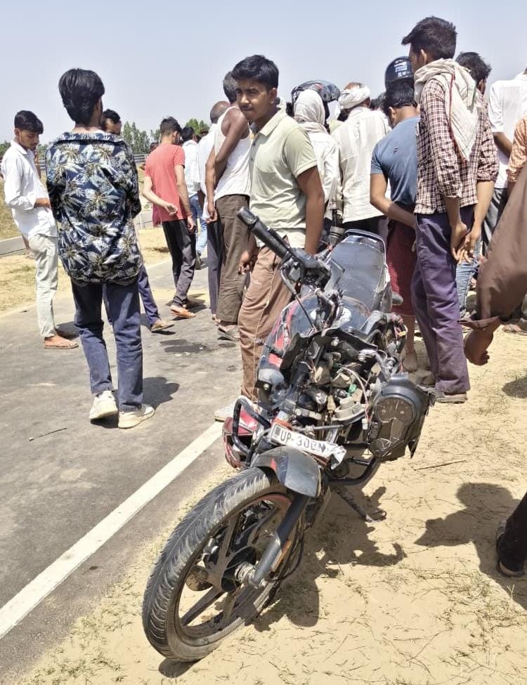 फोटो-37- घटनास्थल पर महिला की गोद में मौजूद बच्ची। संवाद फोटो-37- घटनास्थल पर महिला की गोद में मौजूद बच्ची। संवाद
