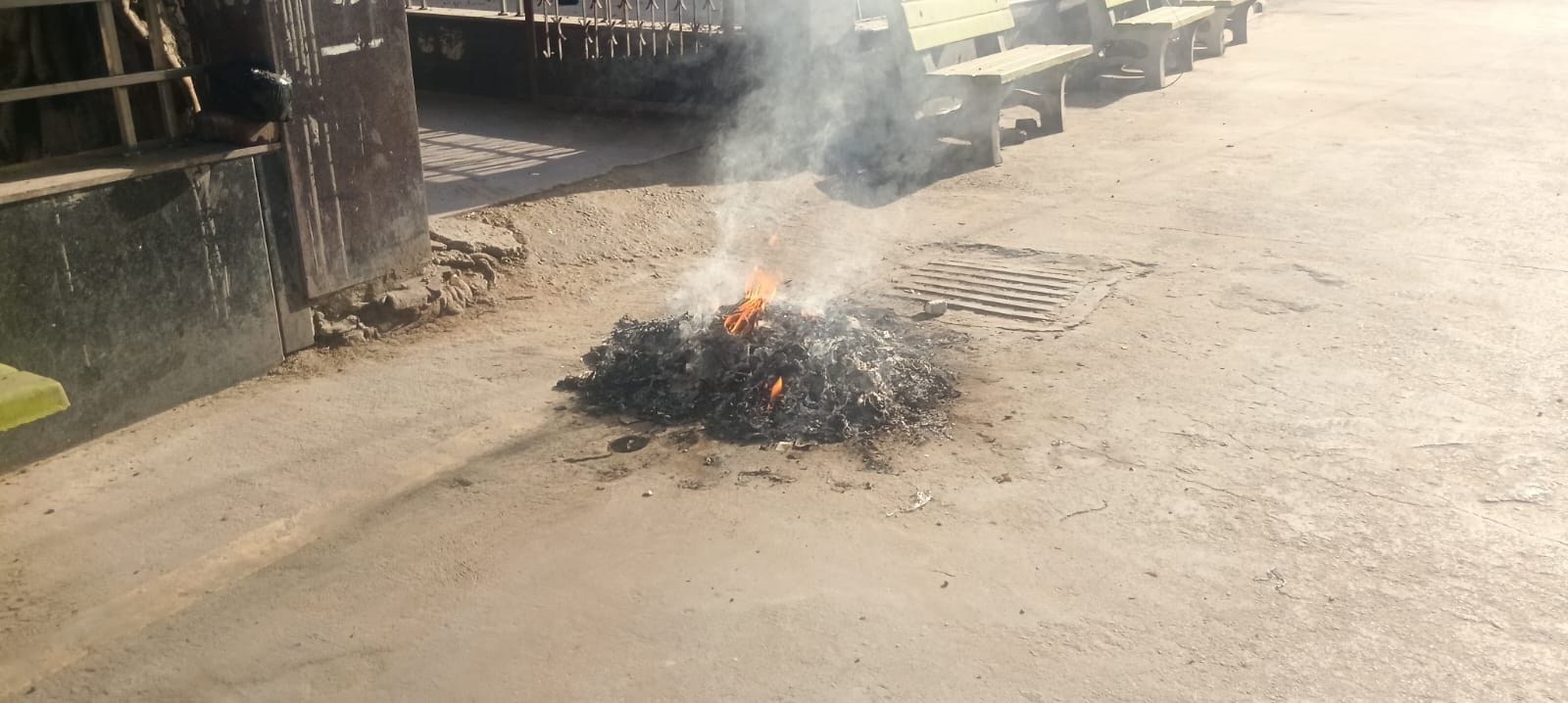 फोटो संख्या:62- दोपहर 11:30 बजे वन विभाग कार्यालय के सामने जलता हुआ कूड़ा---संवाद
