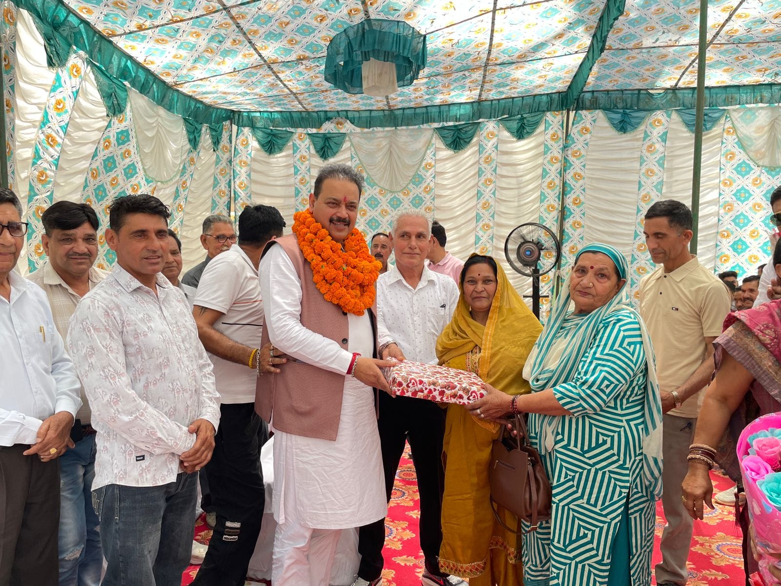 इंदौरा में विधायक मलेन्द्र राजन की उनके जन्म दिवस पर बधाई देते लोग। स्रोत: जागरूक पाठक इंदौरा में विधायक मलेन्द्र राजन की उनके जन्म दिवस पर बधाई देते लोग। स्रोत: जागरूक पाठक