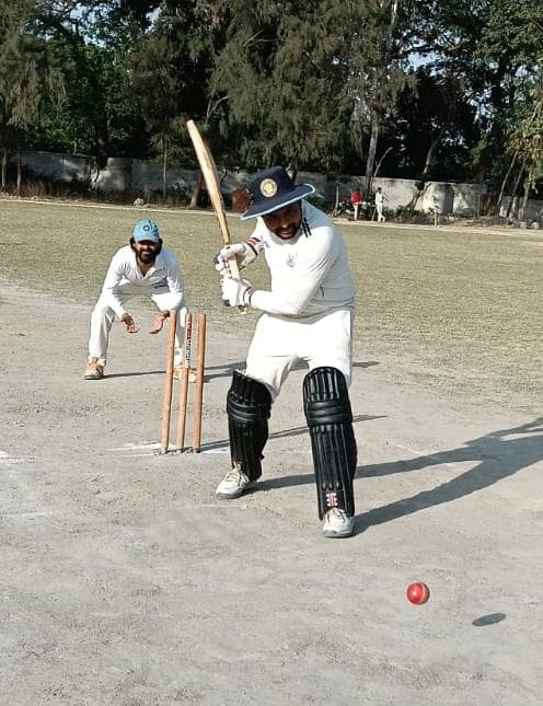 कृभको खाद फैक्टरी में लीग मैच के दौरान शार्ट लगाता खिलाड़ी। स्रोत: आयोजक