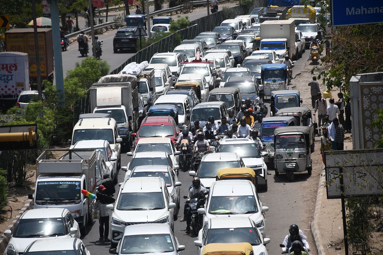कमता चौराहे पर जाम।