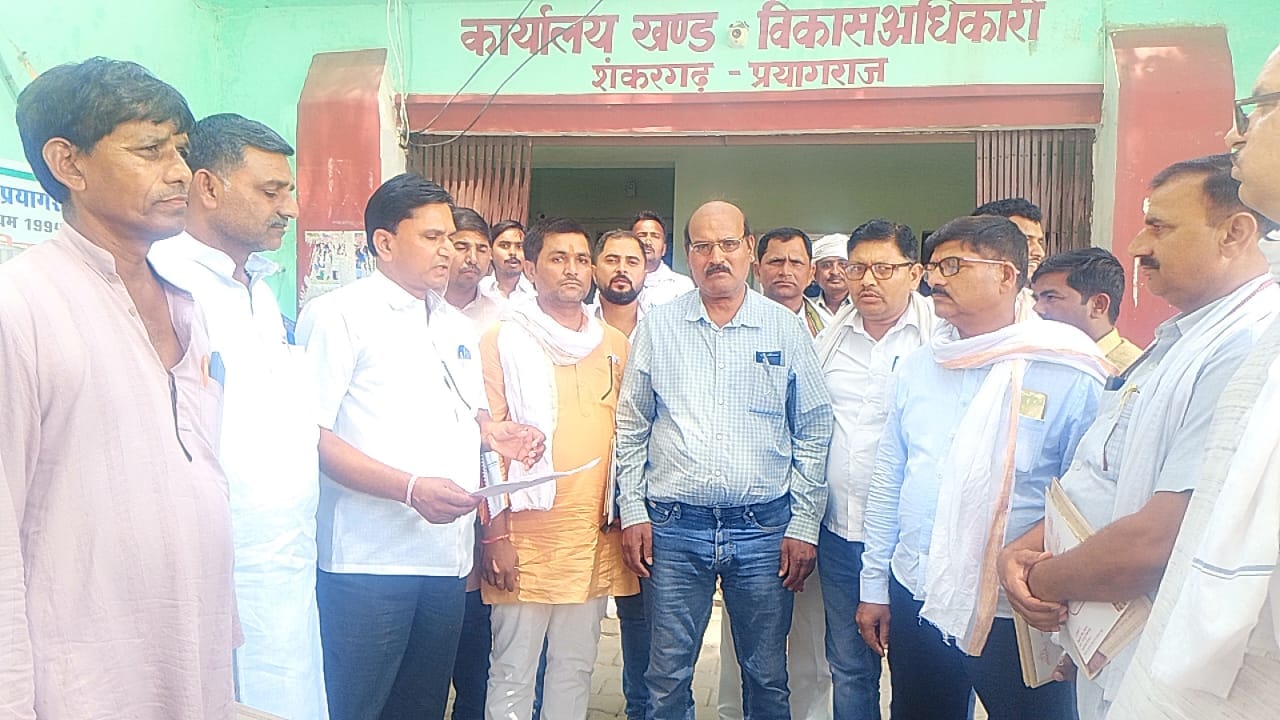 करछना ब्लॉक मुख्यालय पर वित्तीय अधिकार छिनने के विरोध में प्रधानों का प्रदर्शन, मुख्यमंत्री को करछना ब्लॉक मुख्यालय पर वित्तीय अधिकार छिनने के विरोध में प्रधानों का प्रदर्शन, मुख्यमंत्री को