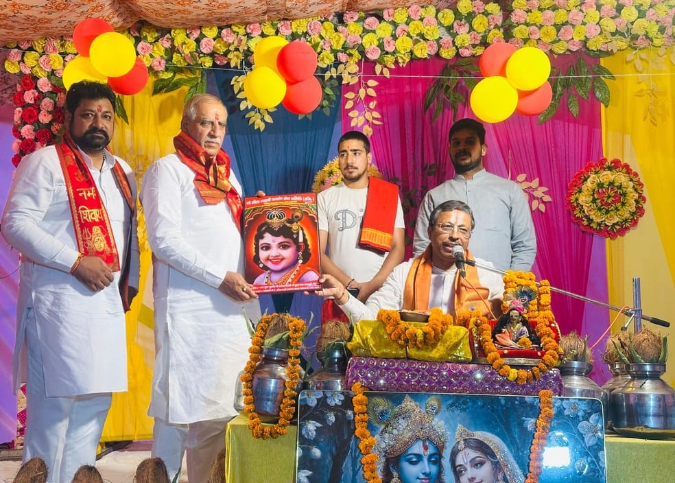 कुरुक्षेत्र। कथा के दौरान विधायक अशोक अरोड़ा को सम्मानित करते कथावाचक। स्वय