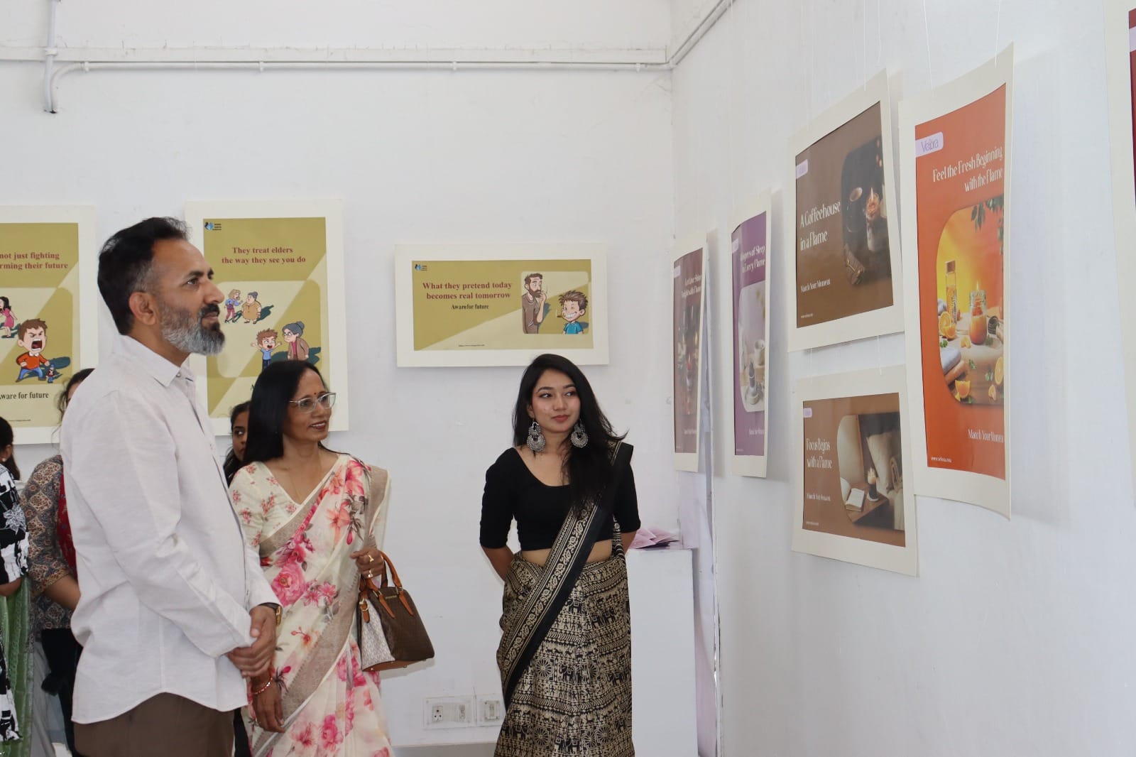 कुरुक्षेत्र। ललित कला विभाग में प्रदर्शनी देखते हुए विभागाध्यक्ष डॉ. गुरचरण सिंह व अन्य। संस्था कुरुक्षेत्र। ललित कला विभाग में प्रदर्शनी देखते हुए विभागाध्यक्ष डॉ. गुरचरण सिंह व अन्य। संस्था