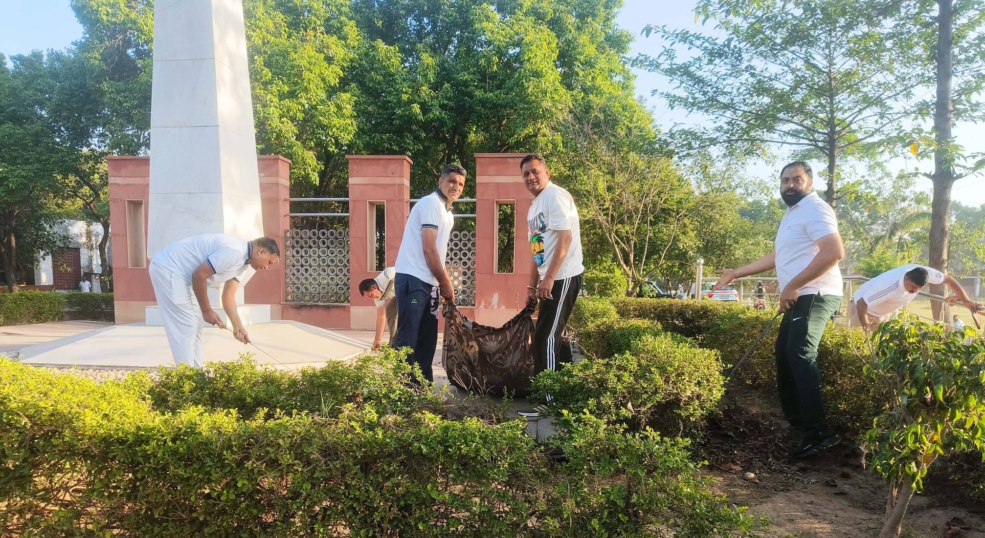 कुरुक्षेत्र। पुलिस लाइन में शहीद स्मारक पर श्रमदान करते हुए पुलिस जवान। विज्ञप्ति