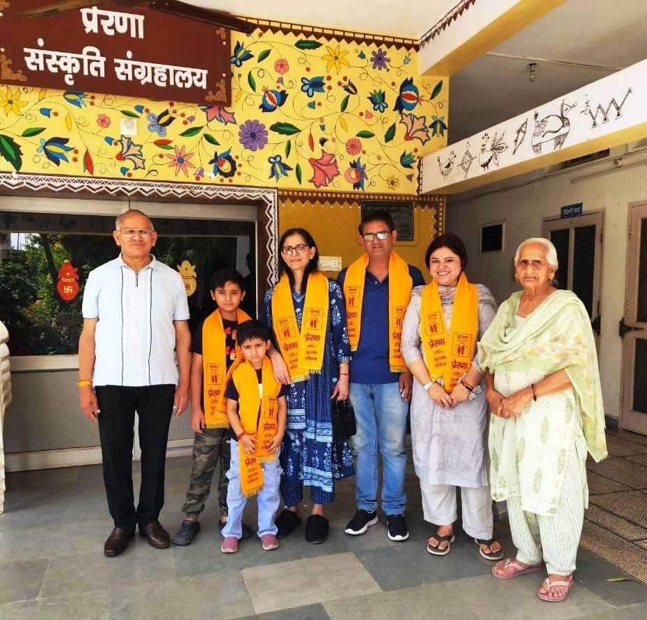 कुरुक्षेत्र। प्रेरणा वृद्धाश्रम के बुजुर्गों से मिलने कनाडा से आया परिवार। विज्ञप्ति