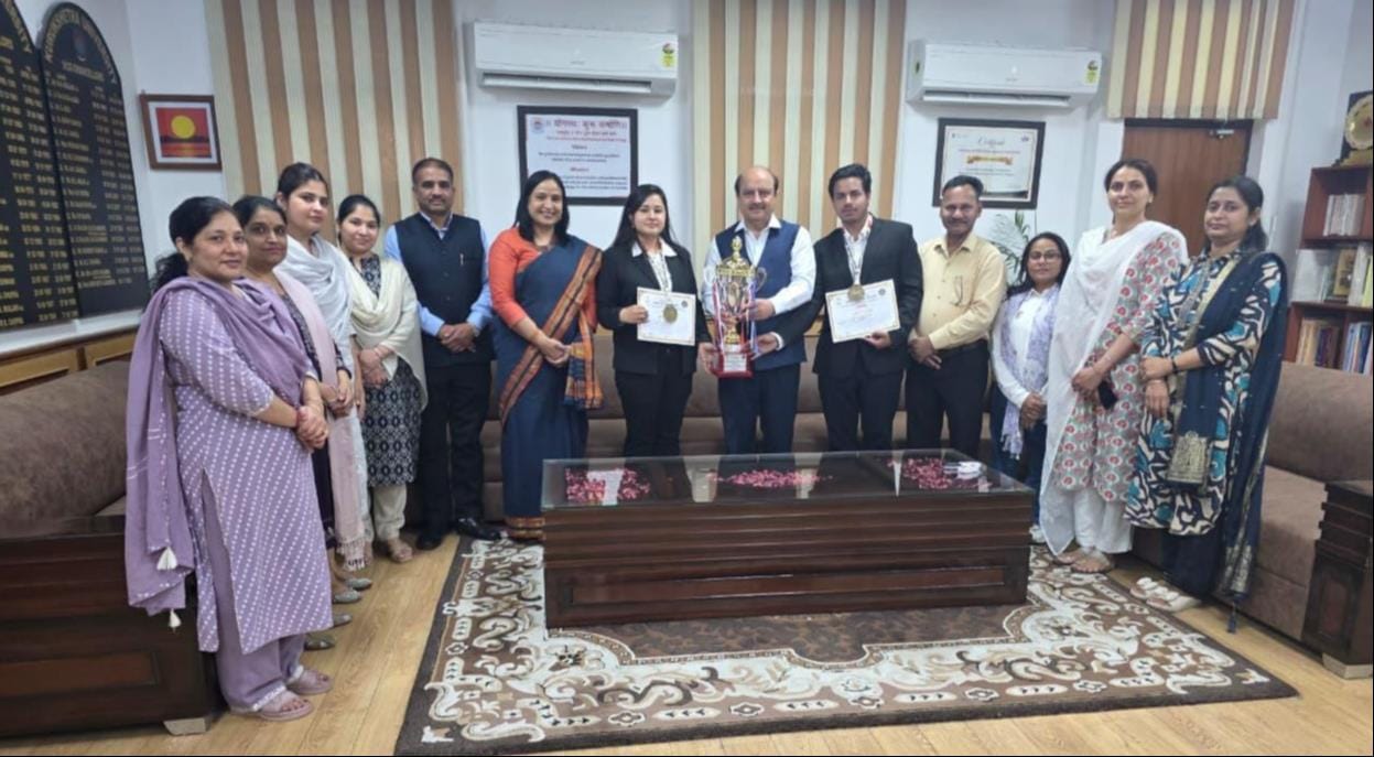 कुरुक्षेत्र। विजेता छात्र-छात्राओं के साथ कुलपति प्रो सचदेवा। संस्थान कुरुक्षेत्र। विजेता छात्र-छात्राओं के साथ कुलपति प्रो सचदेवा। संस्थान