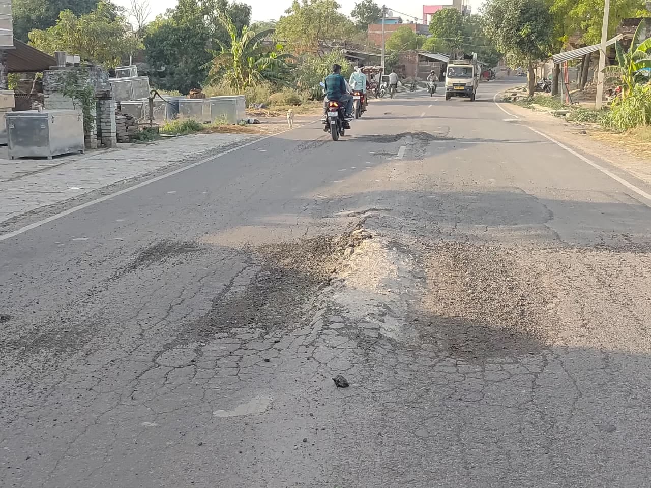 करनाईपुर क्षेत्र के तेजपुर संपर्क मार्ग पर पानी की पाइप फटने से रोड पर बहता पानी करनाईपुर क्षेत्र के तेजपुर संपर्क मार्ग पर पानी की पाइप फटने से रोड पर बहता पानी