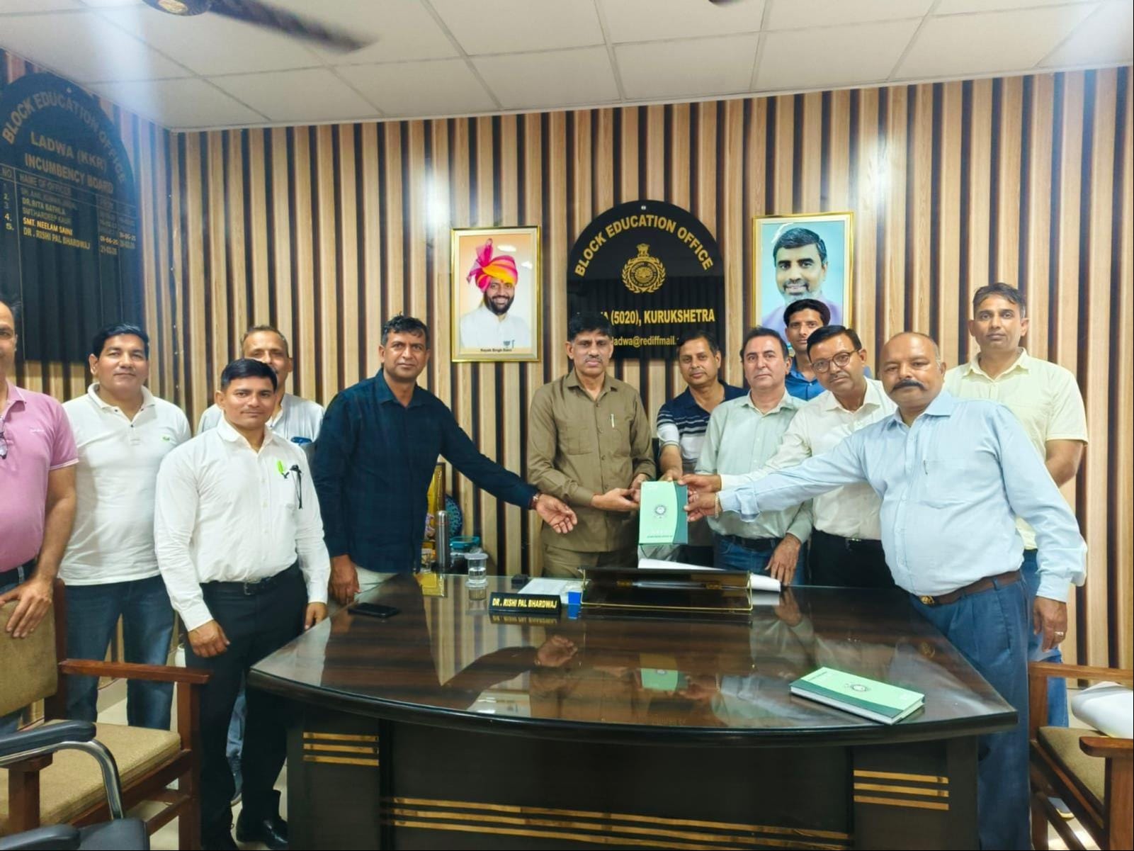 लाडवा। खंड शिक्षा अधिकारी ऋषिपाल भारद्वाज को अपनी मांगों से अवगत कराते सर्व संघ कर्मचारी। विज्ञ