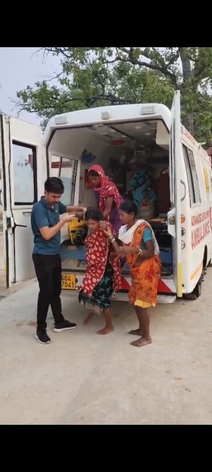 महिला को वाहन से उतारते जवान, व भर्ती के बाद जवान