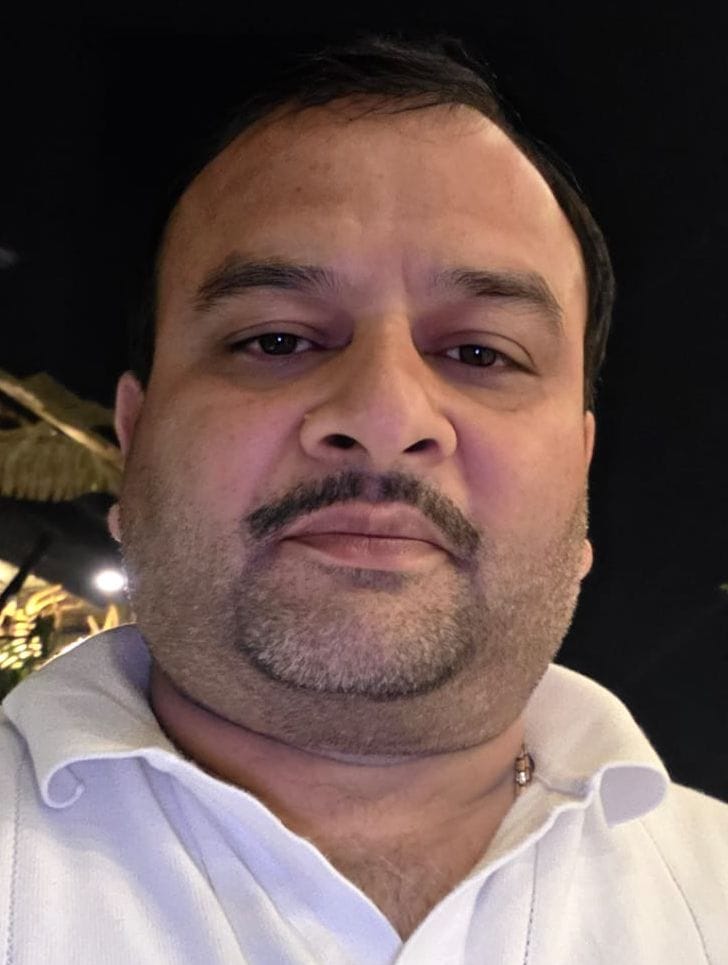 मोहल्ला सदर बाजार स्थित एक शोरूम में जेवरों की खरीदारी करतीं महिलाएं। संवाद