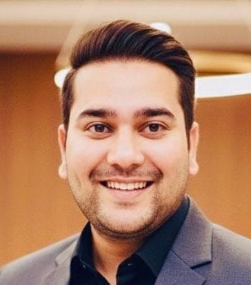 मोहल्ला सदर बाजार स्थित एक शोरूम में जेवरों की खरीदारी करतीं महिलाएं। संवाद