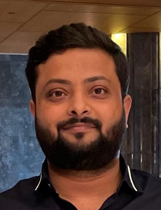 मोहल्ला सदर बाजार स्थित एक शोरूम में जेवरों की खरीदारी करतीं महिलाएं। संवाद