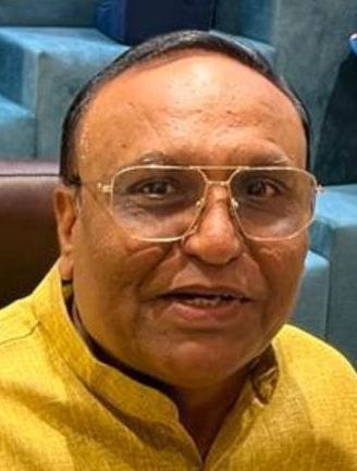 मोहल्ला सदर बाजार स्थित एक शोरूम में जेवरों की खरीदारी करतीं महिलाएं। संवाद