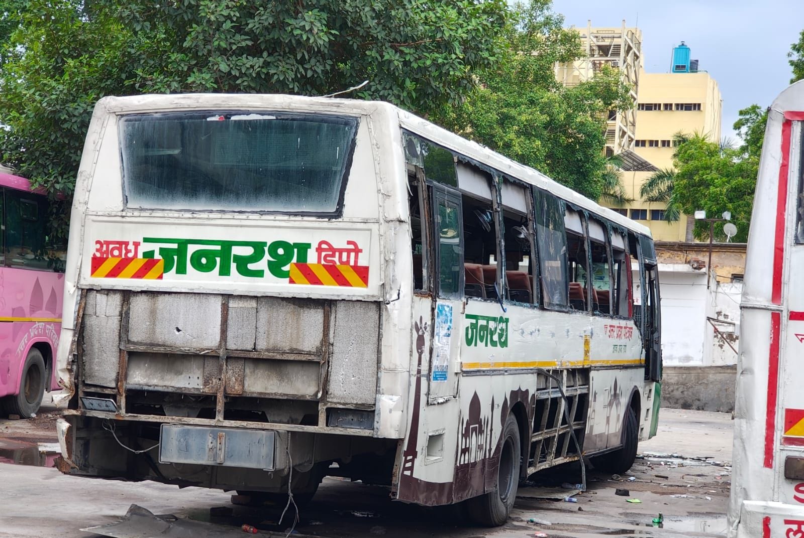 मरम्मत के लिए खड़ीं जनरथ बसें।