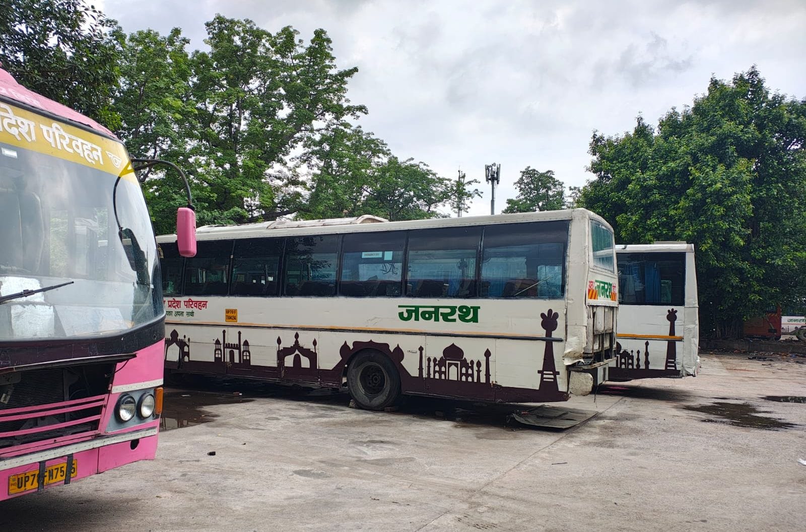 मरम्मत के लिए खड़ीं जनरथ बसें।