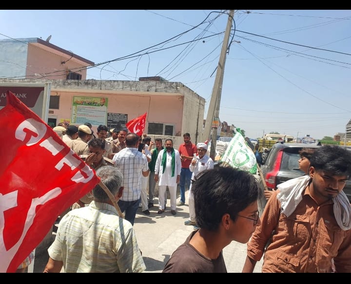 नारायणगढ़ में मार्केट कमेटी के दफ्तर के सामने बैठे किसान व सीटू नेता। संवाद