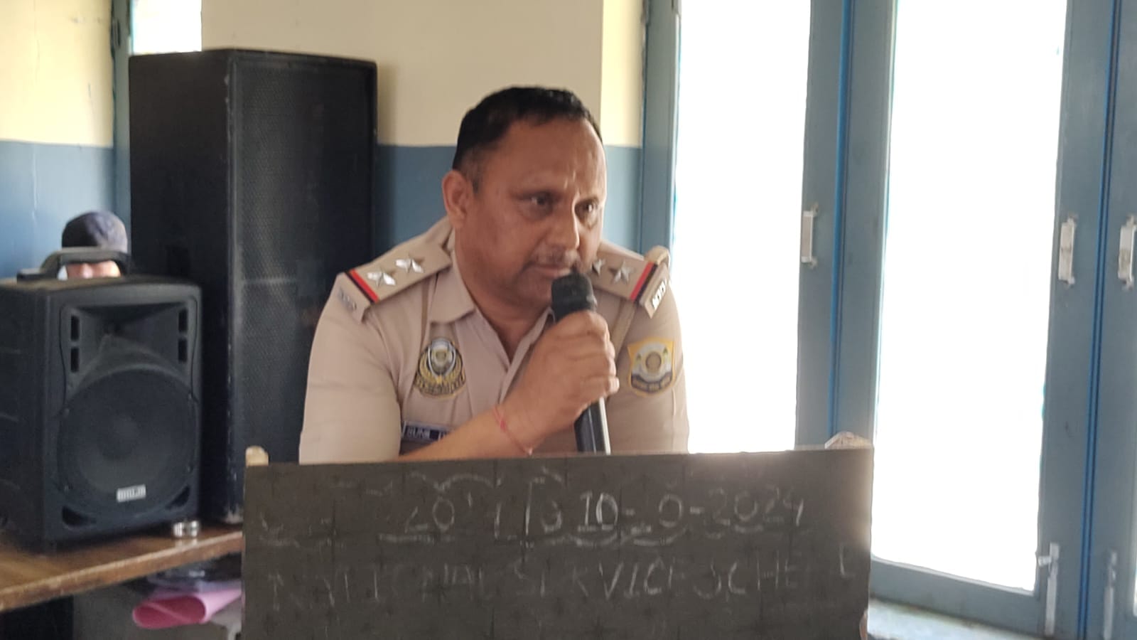 पुलिस को पाठशाला में भाग लेने वाले विद्यार्थी, थाना प्रभारी सुनील दत्त नेगी और स्कूल स्टाफ। संव