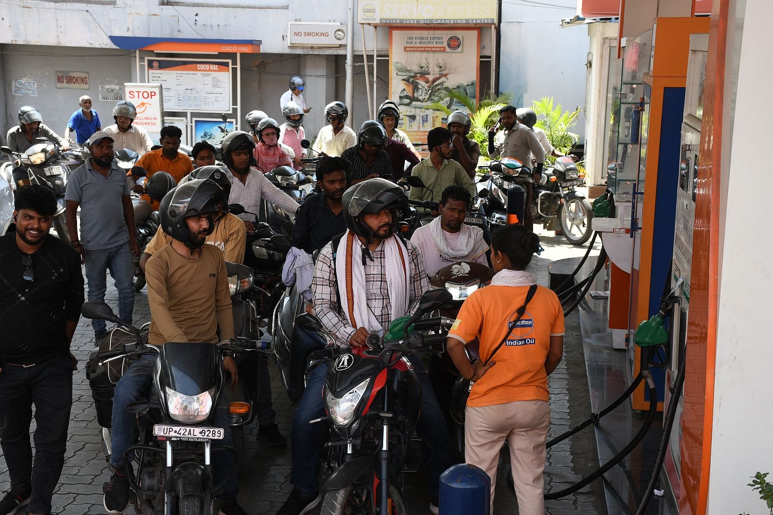 पेट्रोल पंप पर कहीं लगी भीड़ और कहींं पड़ा सन्नाटा। पेट्रोल पंप पर कहीं लगी भीड़ और कहींं पड़ा सन्नाटा।