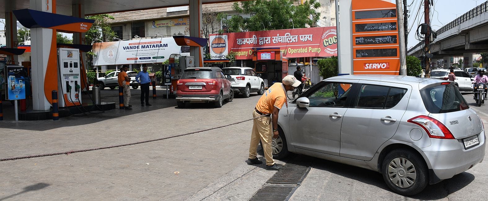 पेट्रोल पंप पर कहीं लगी भीड़ और कहींं पड़ा सन्नाटा। पेट्रोल पंप पर कहीं लगी भीड़ और कहींं पड़ा सन्नाटा।