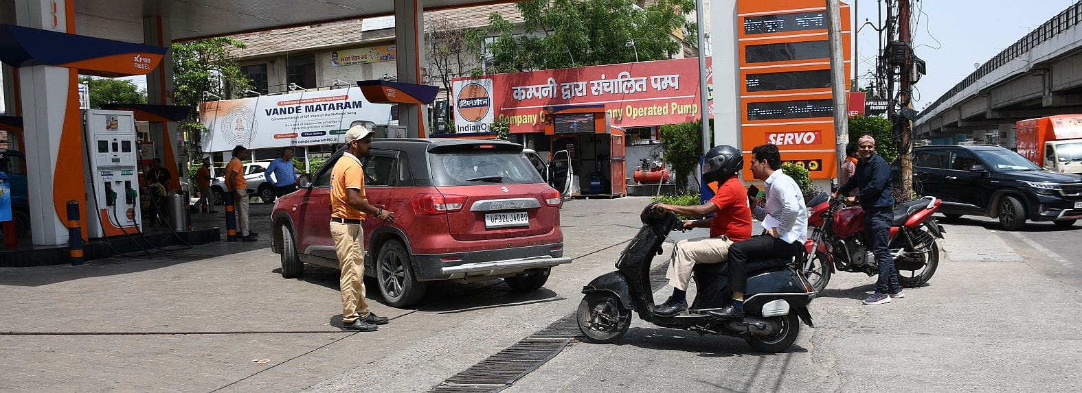 पेट्रोल पंप पर कहीं लगी भीड़ और कहींं पड़ा सन्नाटा। पेट्रोल पंप पर कहीं लगी भीड़ और कहींं पड़ा सन्नाटा।