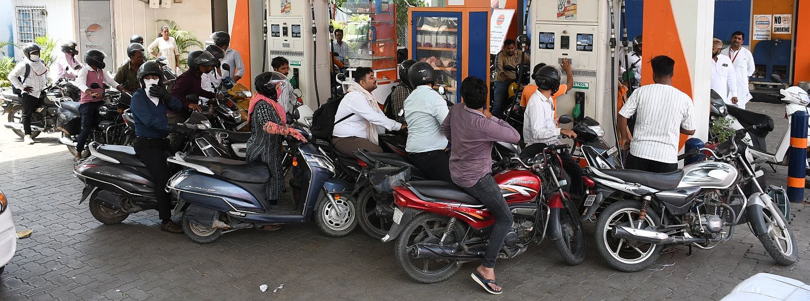 पेट्रोल पंप पर कहीं लगी भीड़ और कहींं पड़ा सन्नाटा। पेट्रोल पंप पर कहीं लगी भीड़ और कहींं पड़ा सन्नाटा।