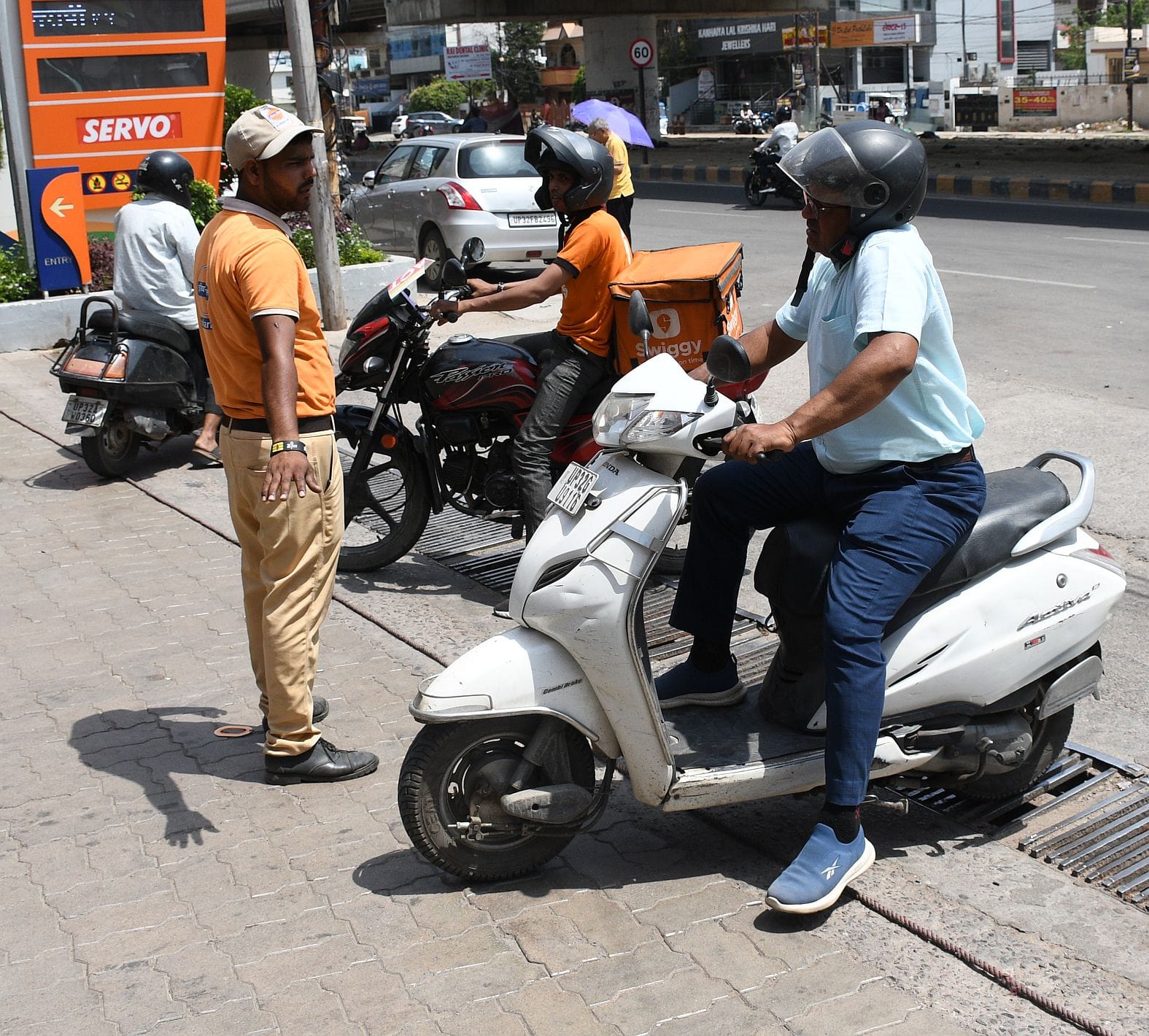 पेट्रोल पंप पर कहीं लगी भीड़ और कहींं पड़ा सन्नाटा। पेट्रोल पंप पर कहीं लगी भीड़ और कहींं पड़ा सन्नाटा।