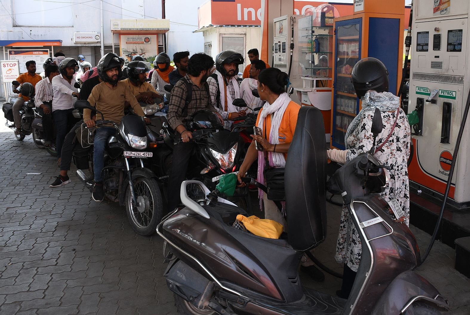 पेट्रोल पंप पर कहीं लगी भीड़ और कहींं पड़ा सन्नाटा। पेट्रोल पंप पर कहीं लगी भीड़ और कहींं पड़ा सन्नाटा।