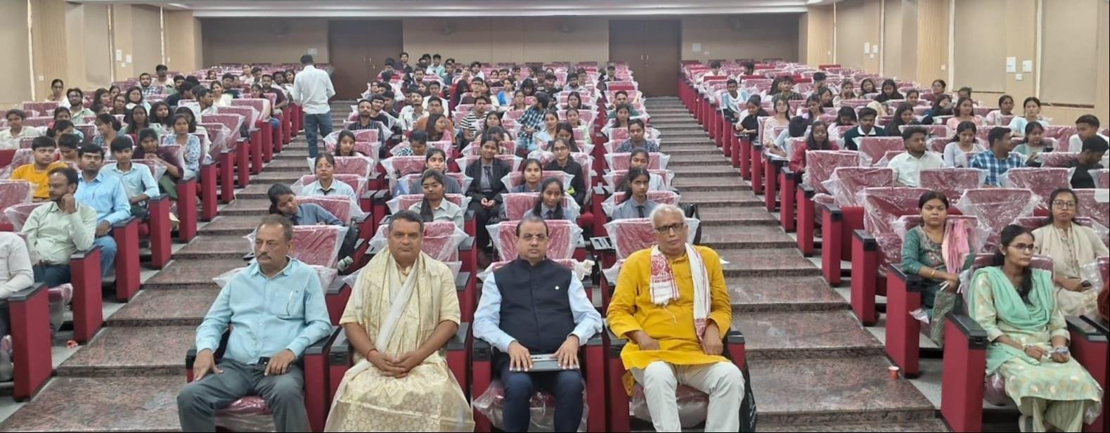राजीव गांधी दक्षिणी परिसर में आयोजित कार्यशाला में मुख्य वक्ता उद्यमी अशोक तिवारी को स्मृति च राजीव गांधी दक्षिणी परिसर में आयोजित कार्यशाला में मुख्य वक्ता उद्यमी अशोक तिवारी को स्मृति च