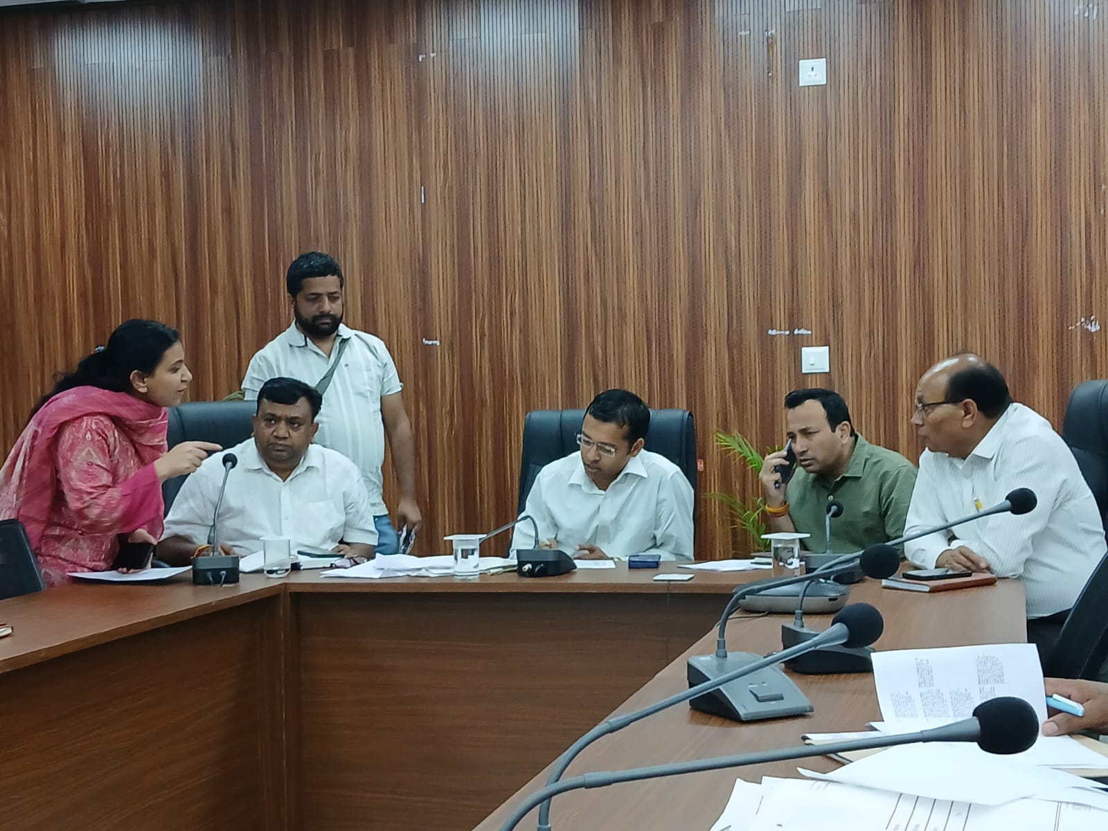 समाधान शिविर में लोगों की समस्याएं सुनते व्यासपुर एसडीएम। डीआईपीआरओ