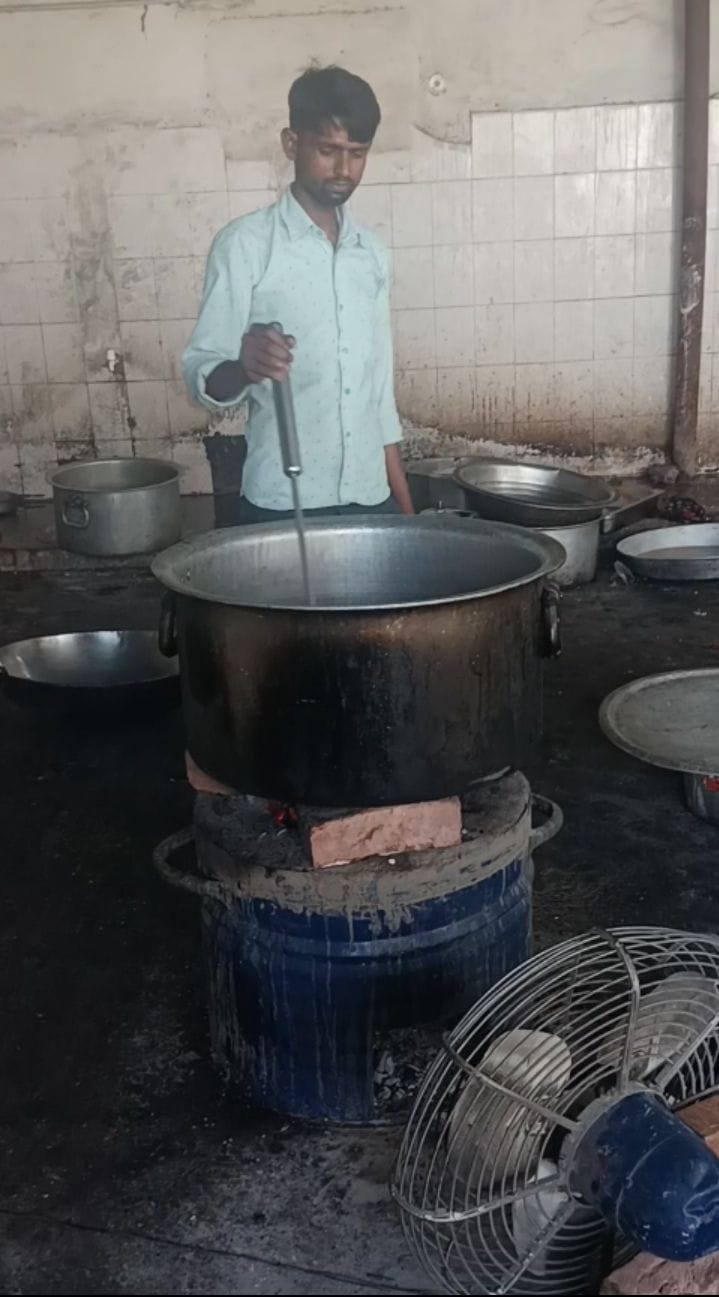 शादियों में भट्ठियां जलाकर खाना बनाते कारीगर