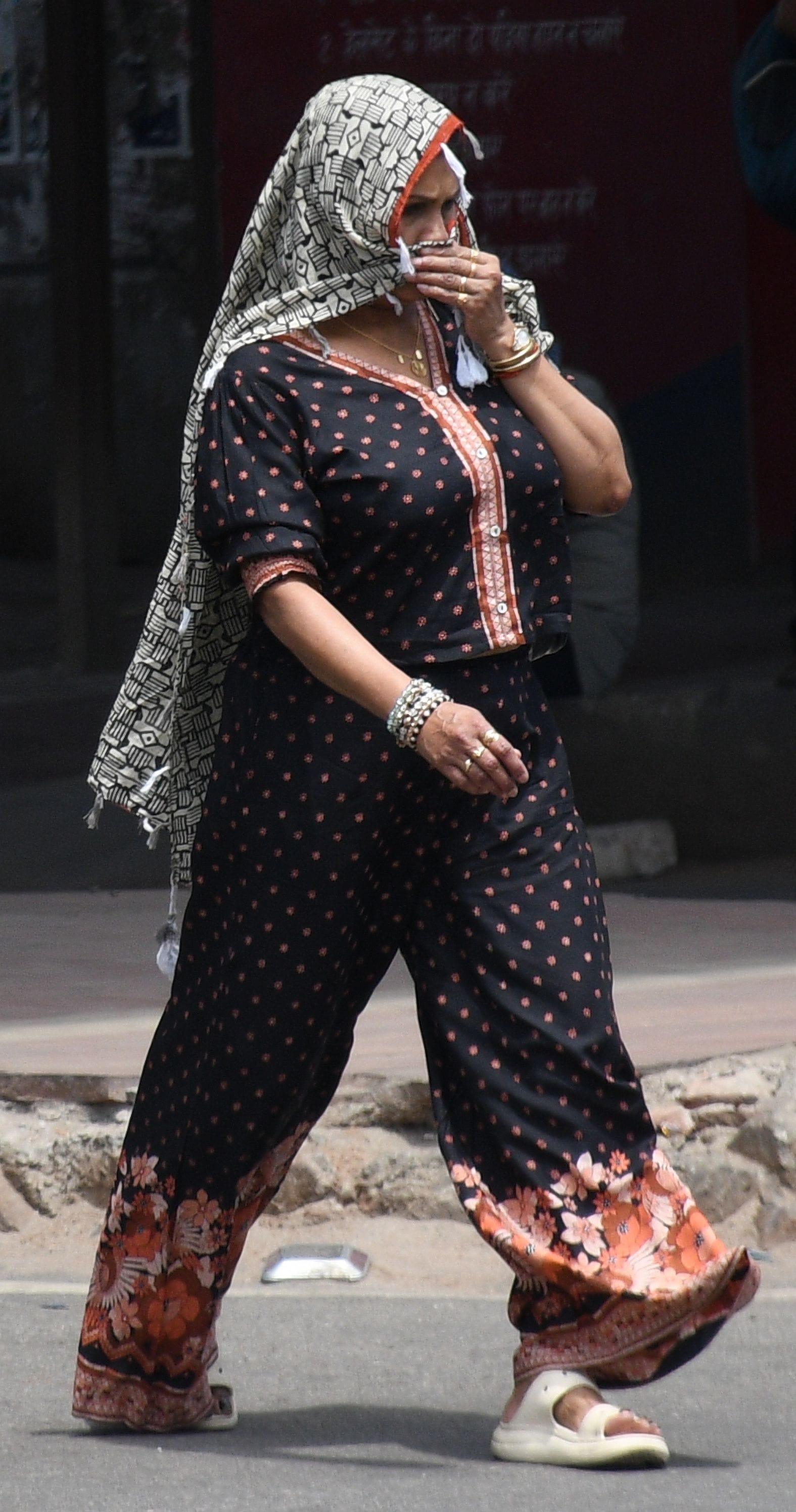 तेज धूप ने सोमवार को किया परेशान। तेज धूप ने सोमवार को किया परेशान।