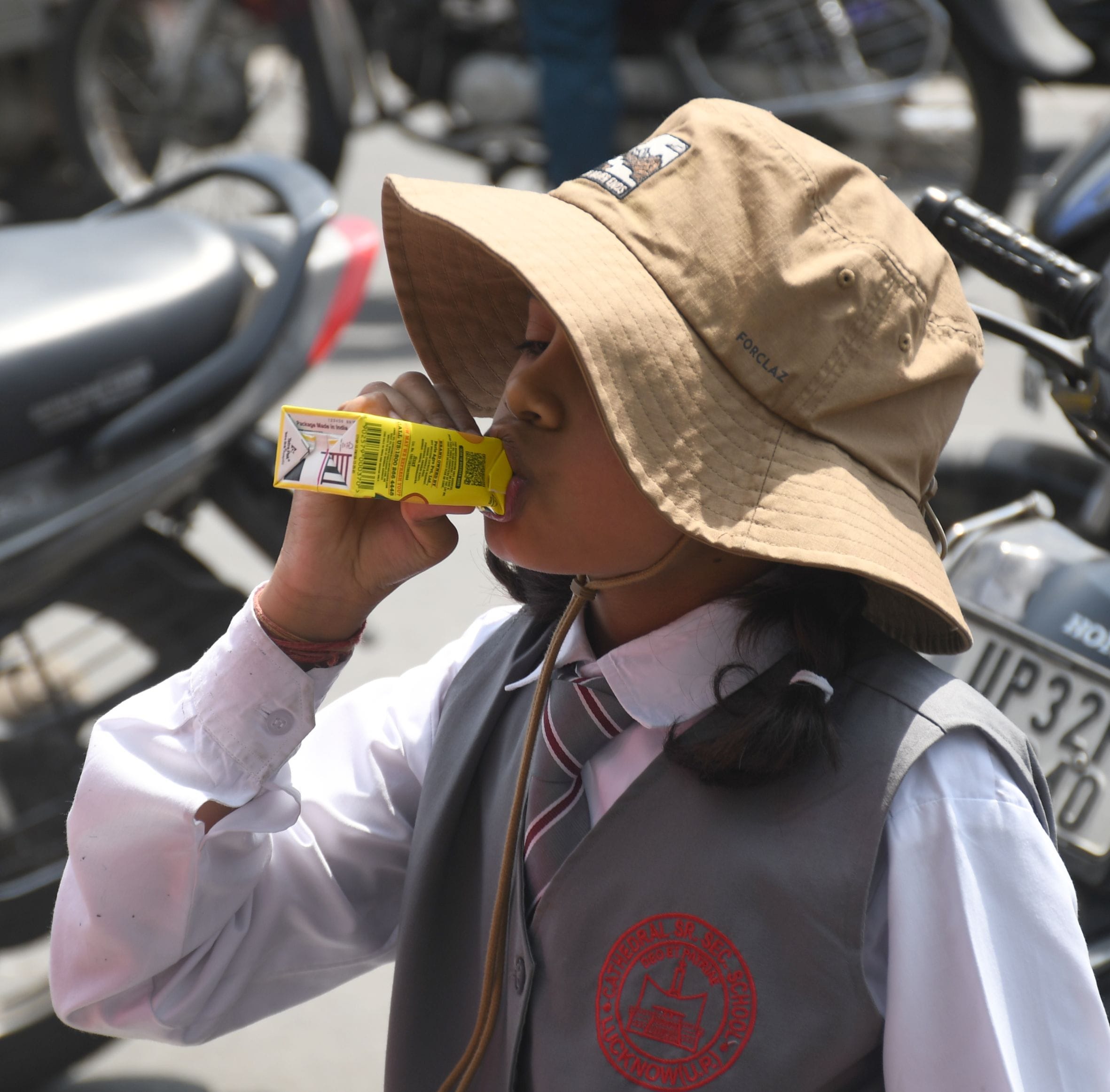 तेज धूप ने सोमवार को किया परेशान। तेज धूप ने सोमवार को किया परेशान।