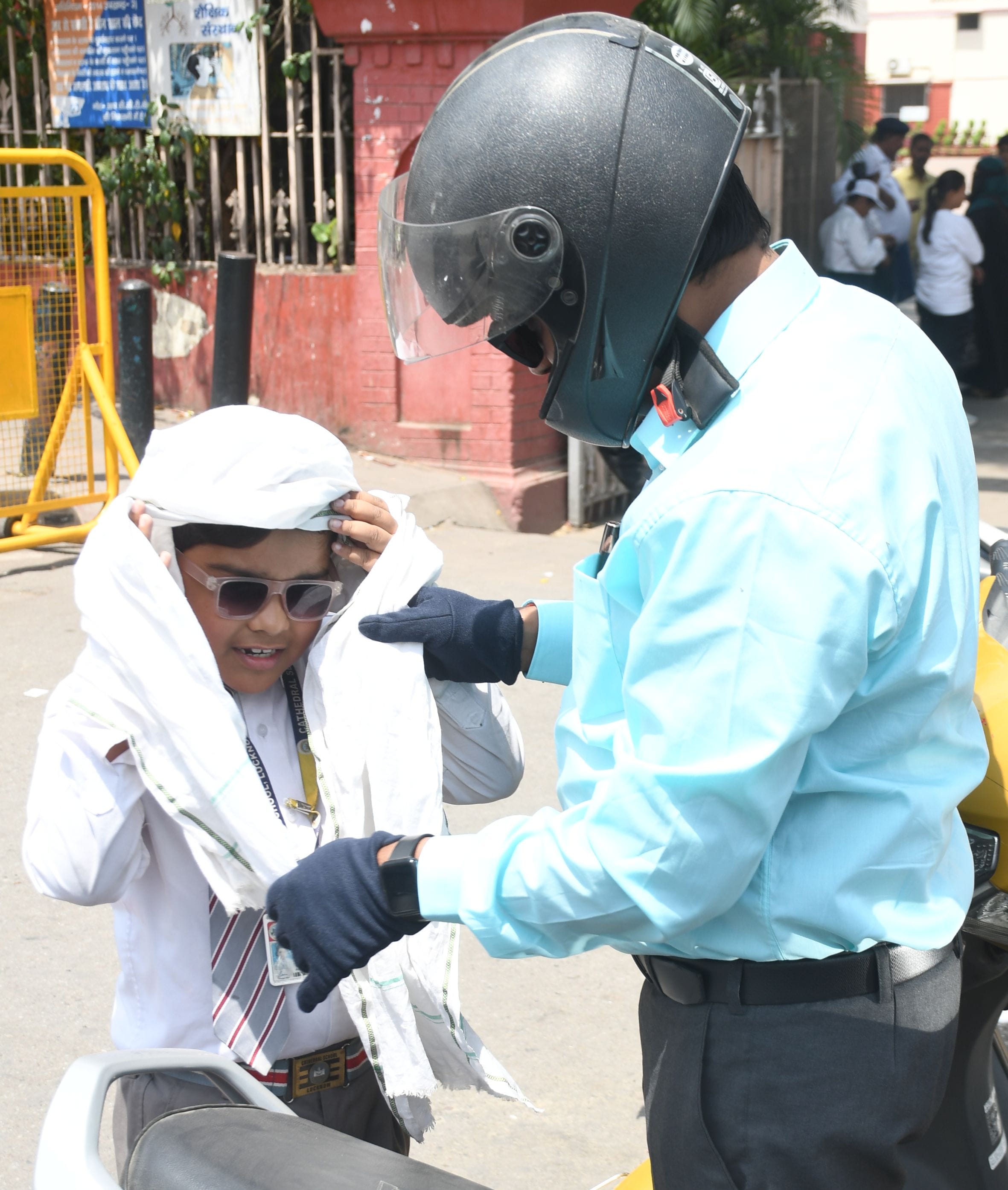 तेज धूप ने सोमवार को किया परेशान। तेज धूप ने सोमवार को किया परेशान।