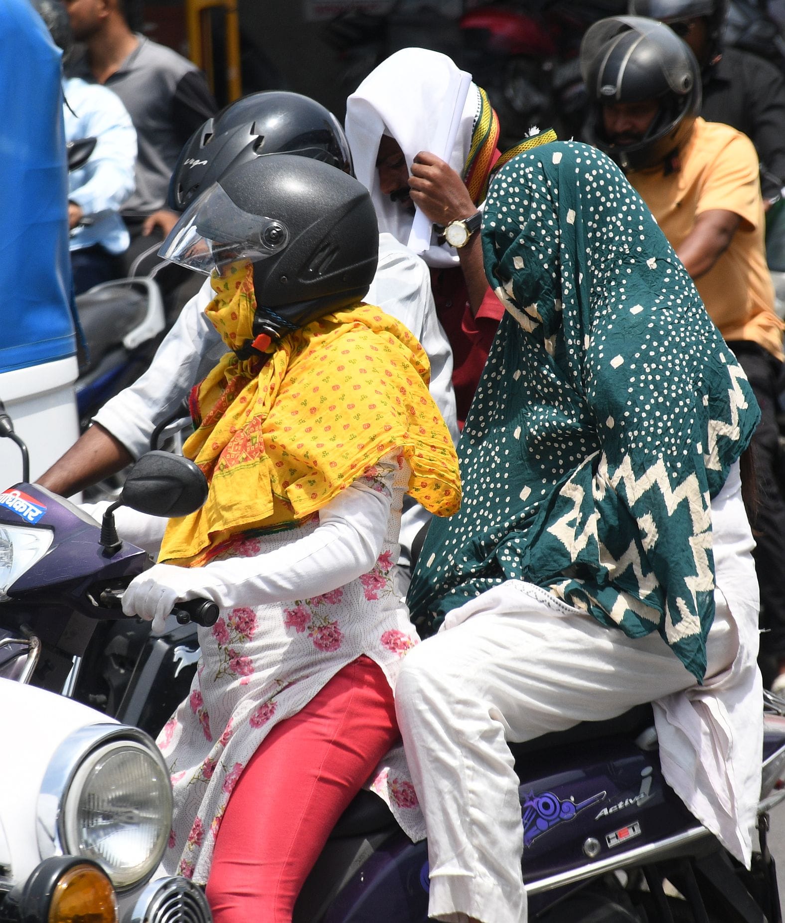 तेज धूप ने सोमवार को किया परेशान। तेज धूप ने सोमवार को किया परेशान।