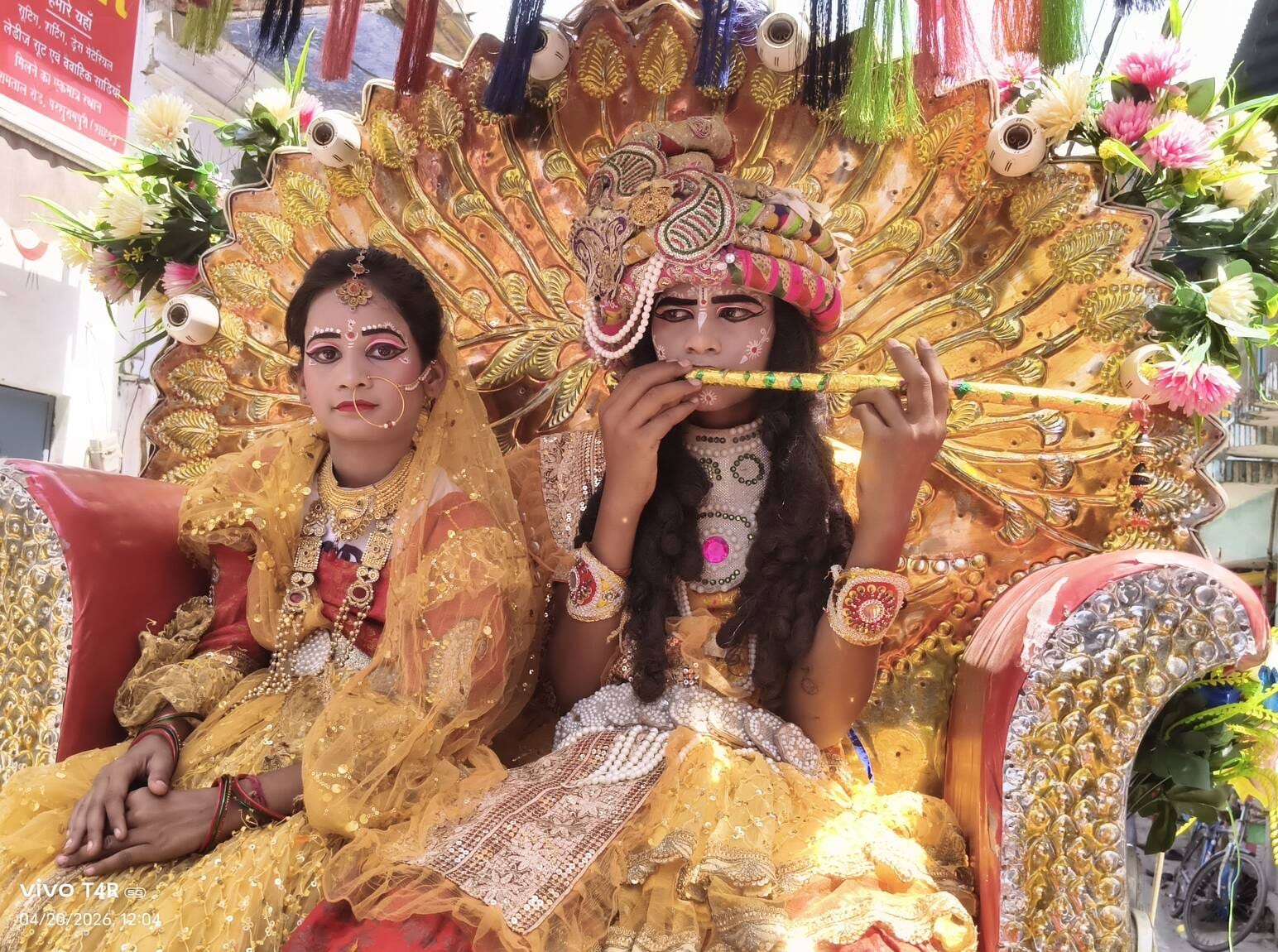 तिलहर में शोभायात्रा में शामिल श्रद्धालु। संवाद तिलहर में शोभायात्रा में शामिल श्रद्धालु। संवाद