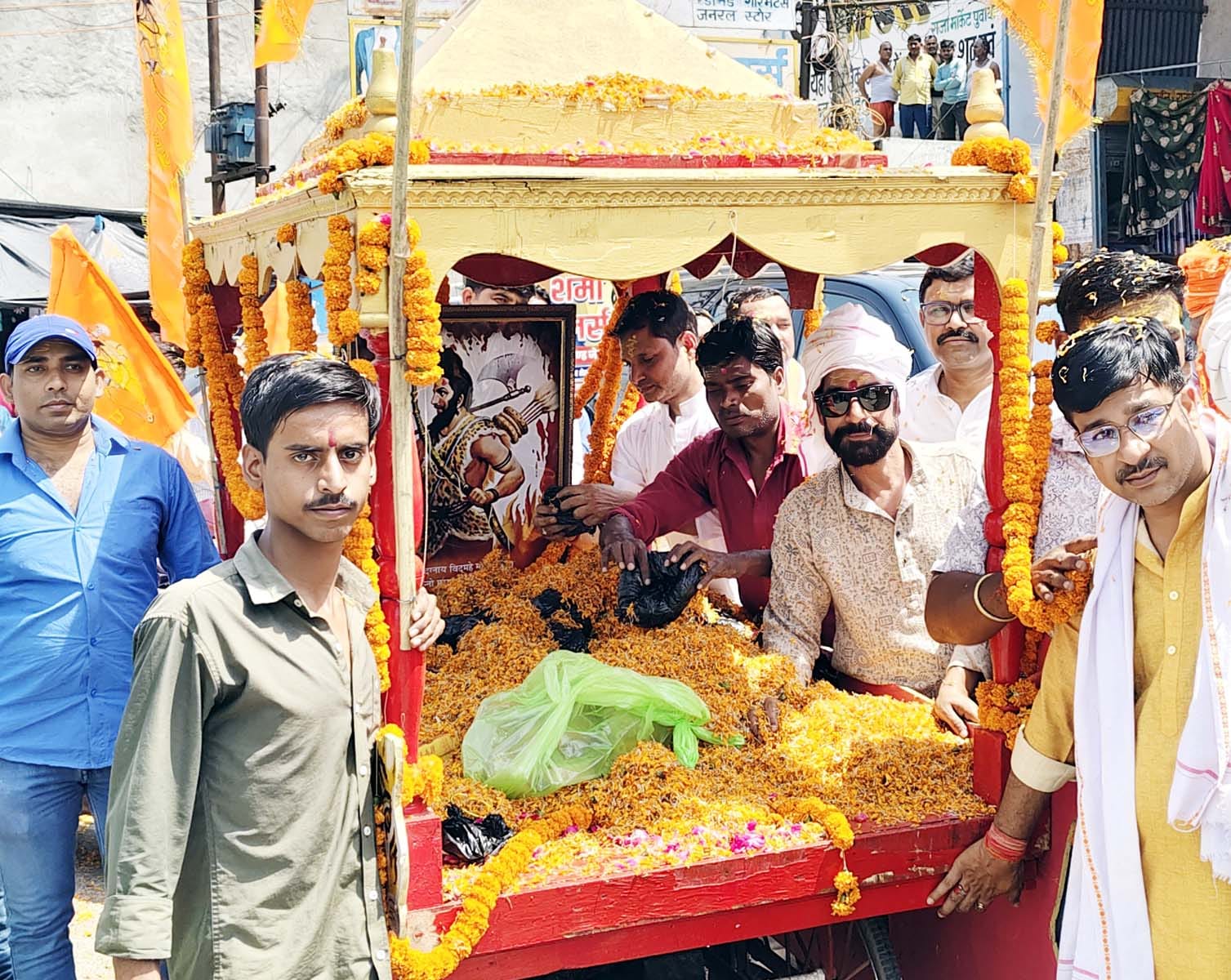 तिलहर में शोभायात्रा में शामिल श्रद्धालु। संवाद तिलहर में शोभायात्रा में शामिल श्रद्धालु। संवाद
