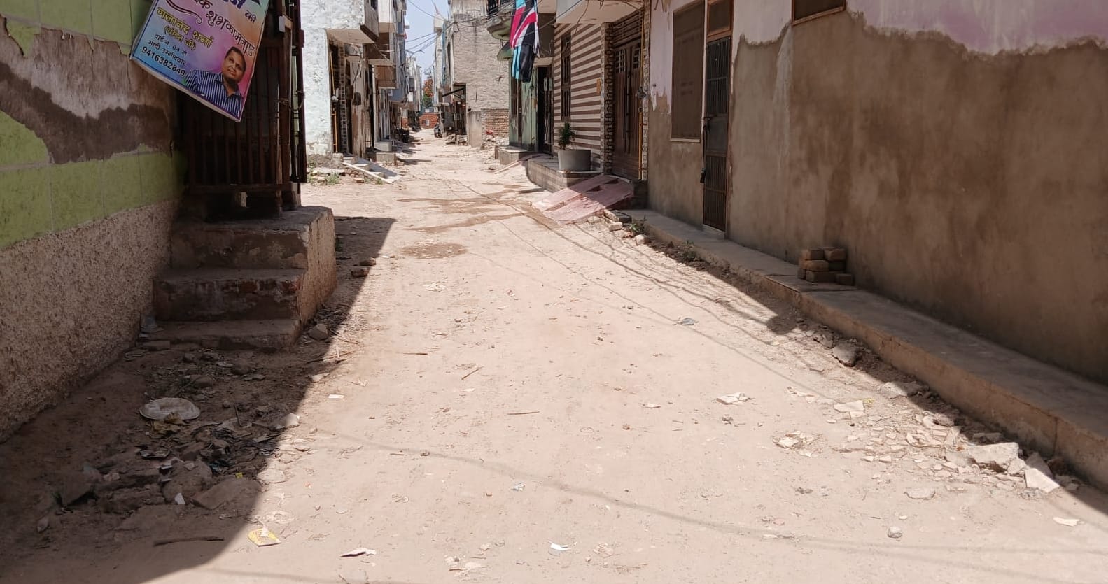 वार्ड में खाली प्लाट में पड़ा कूड़ा। संवाद