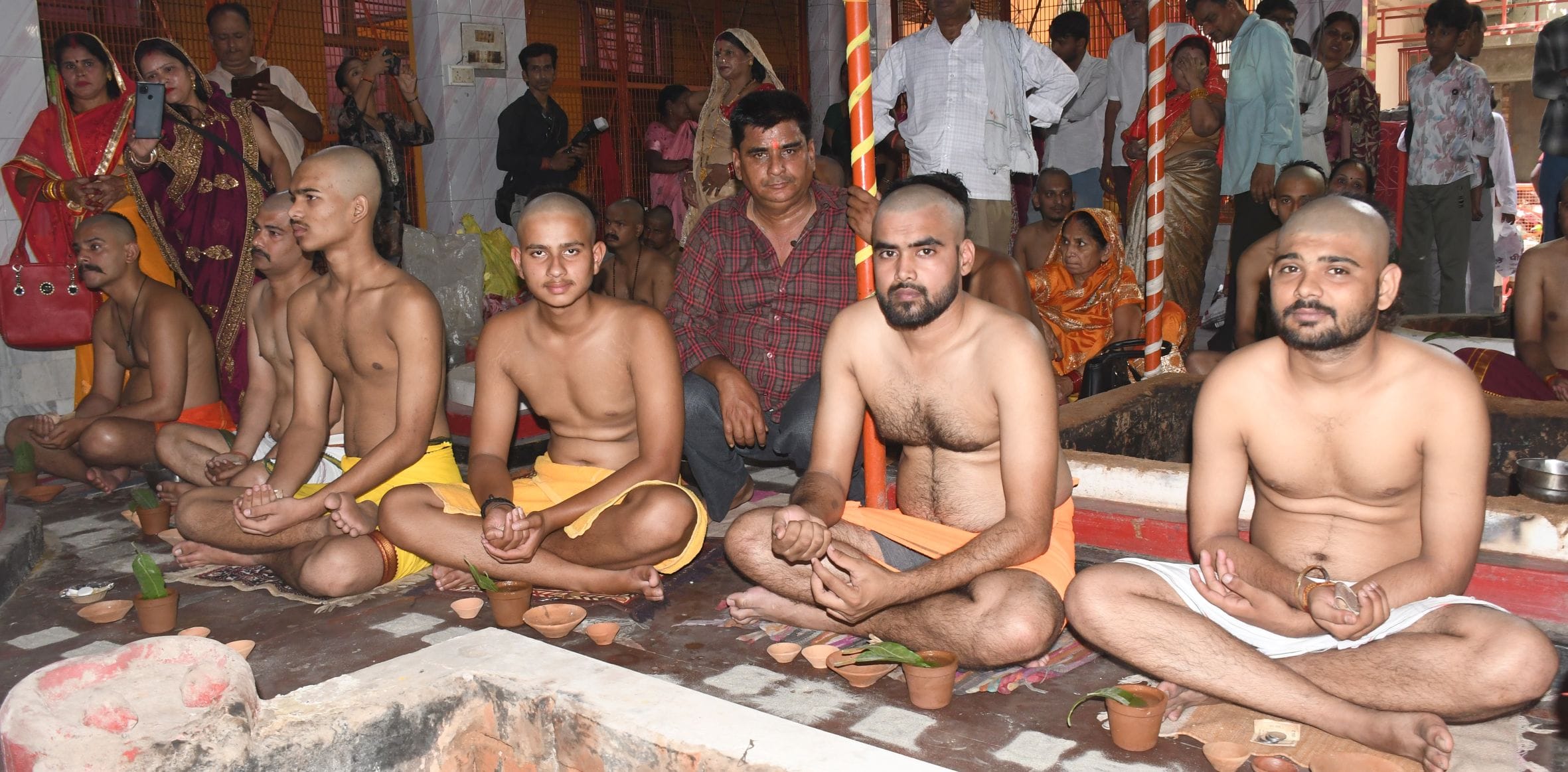 वैदिक मंत्रोच्चार के साथ सामूहिक यज्ञोपवीत वैदिक मंत्रोच्चार के साथ सामूहिक यज्ञोपवीत