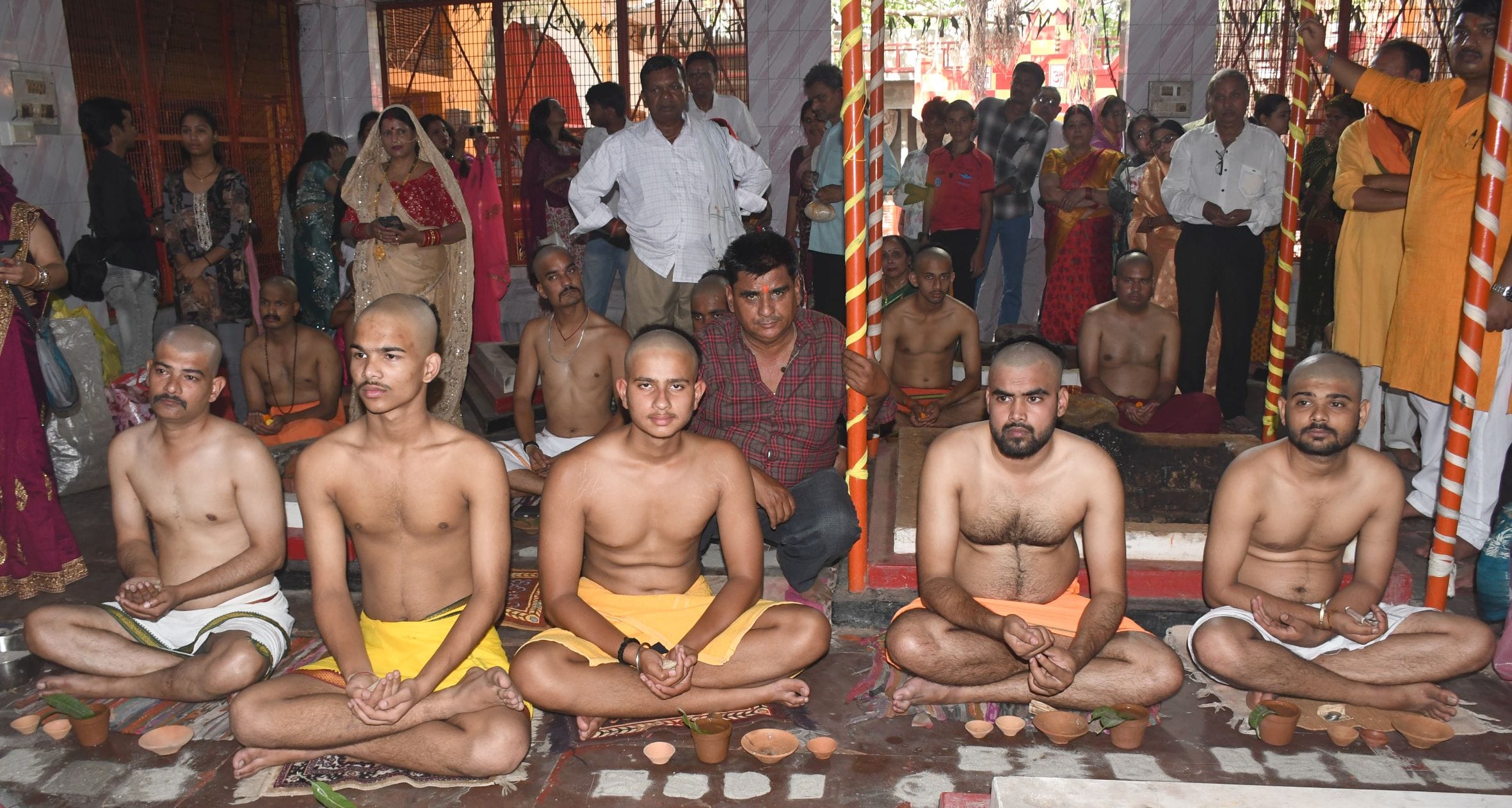 वैदिक मंत्रोच्चार के साथ सामूहिक यज्ञोपवीत वैदिक मंत्रोच्चार के साथ सामूहिक यज्ञोपवीत