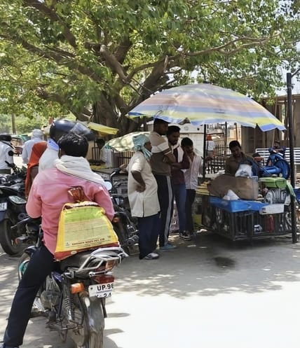 21 सीकेटीपी-11- धूप से बचाव के लिए सुबह 11 बजे छाता लेकर निकलती महिलाएं। संवाद