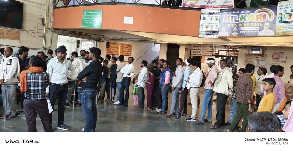 21 सीकेटीपी-11- धूप से बचाव के लिए सुबह 11 बजे छाता लेकर निकलती महिलाएं। संवाद