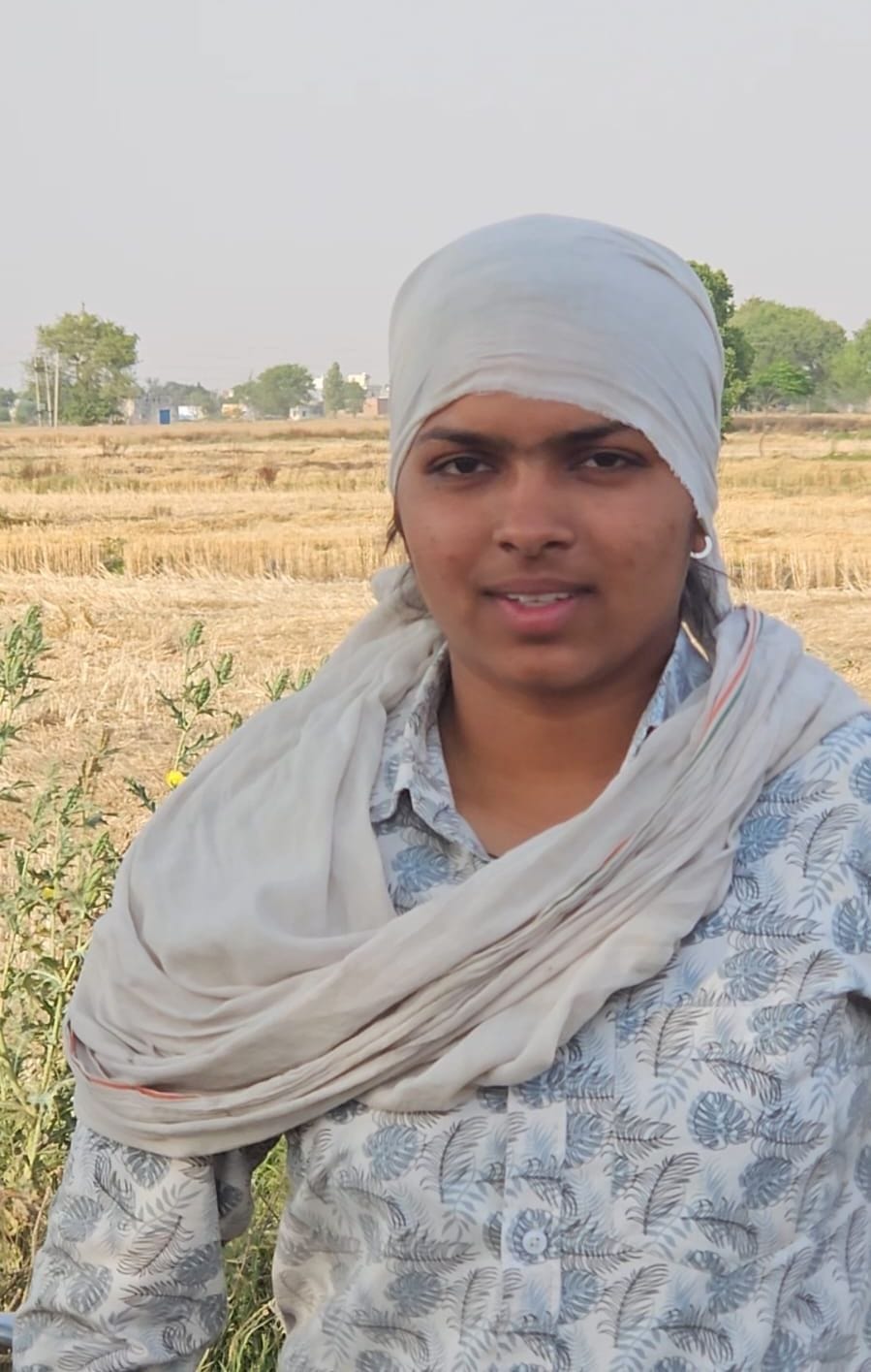 21जेएनडी01: कंबाइन से गेहूं की कटाई करती हुए मुस्कान। संवाद। 21जेएनडी01: कंबाइन से गेहूं की कटाई करती हुए मुस्कान। संवाद।