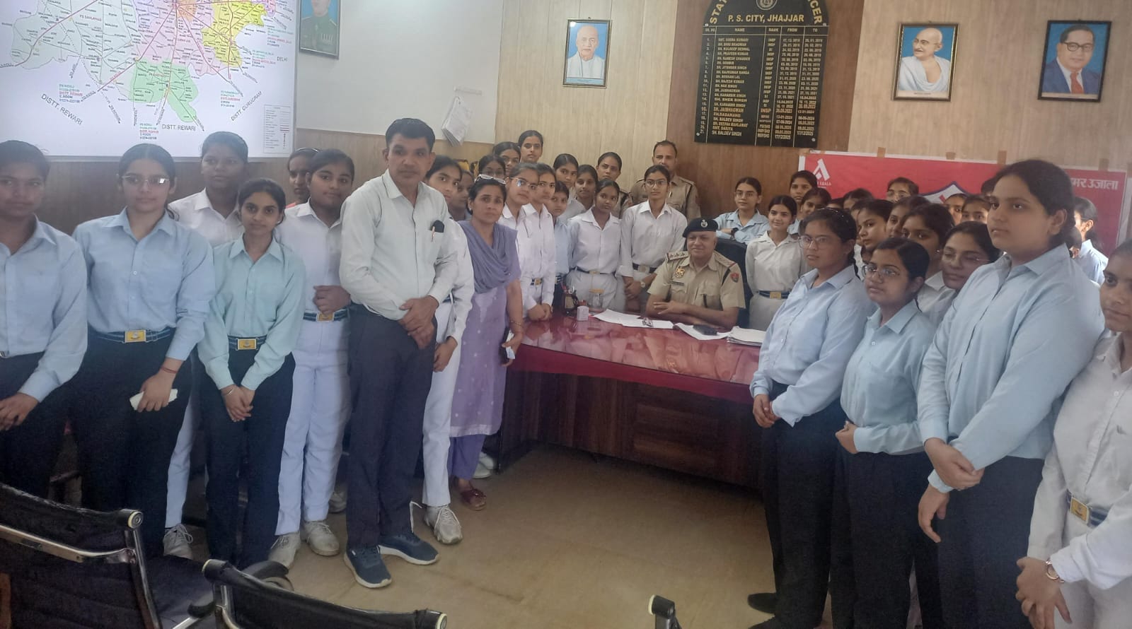 22jjrp13- अमर उजाला की तरफ से आयोजित दोस्त पुलिस कार्यक्रम के दौरान शहर थाना प्रभारी बलदेव सिंह