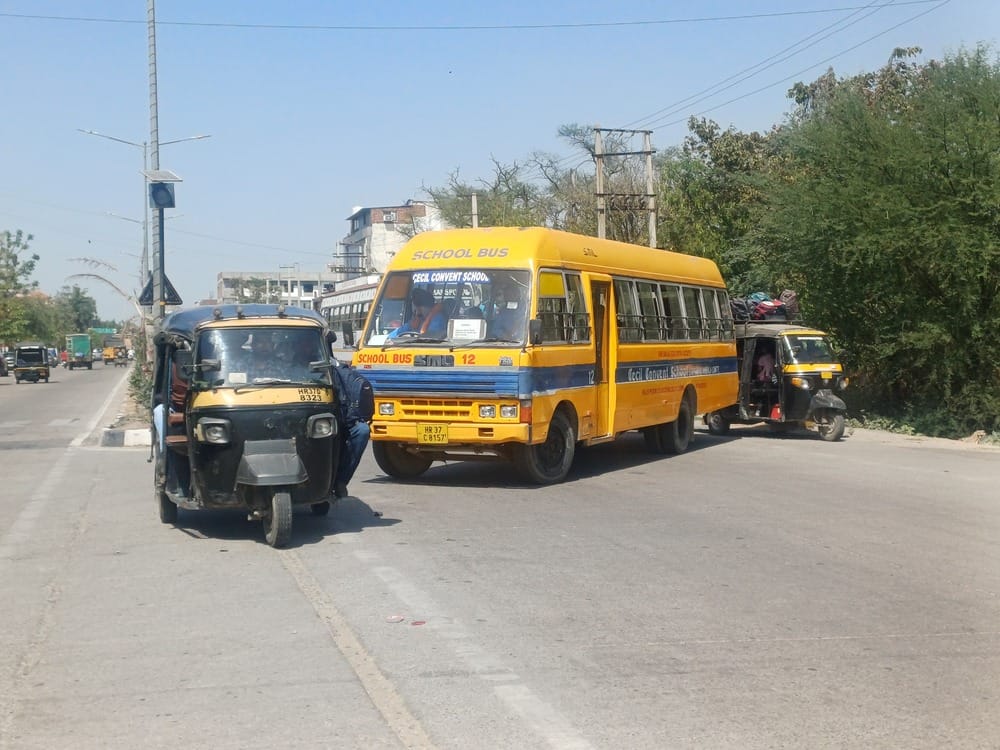 अंबाला छावनी में नेशनल हाइवे पर बिना सीट के स्कूल बस चलाता चालक। संवाद